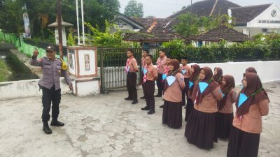 Latih Siswa PKS, Polsek Kandat Bekali Pengaturan Lalu Lintas