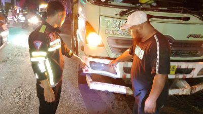 Tragis! Motor Ditabrak Truk di Jombang, Seorang Lansia Meninggal Dunia