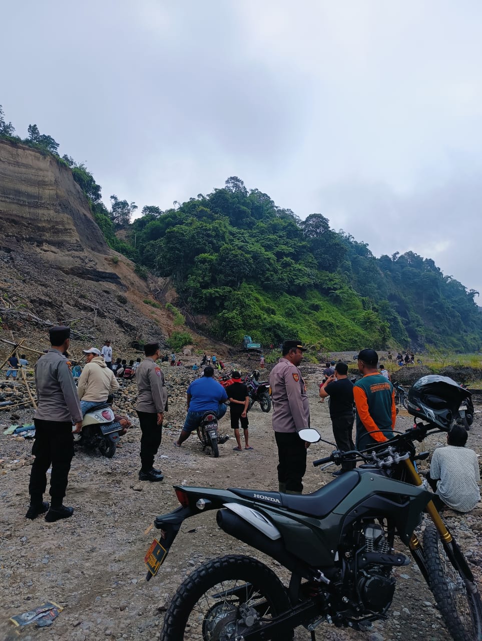 Dua Penambang Pasir Tewas Tertimbun Longsor di Blitar, Pencarian Terkendala Medan Sulit
