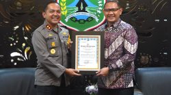 Pj. Wali Kota Batu Terima Penghargaan sebagai Inisiator Multihelix Governance