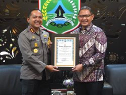 Pj. Wali Kota Batu Terima Penghargaan sebagai Inisiator Multihelix Governance