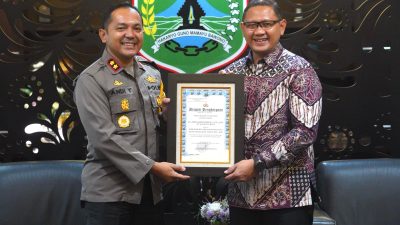 Pj. Wali Kota Batu Terima Penghargaan sebagai Inisiator Multihelix Governance