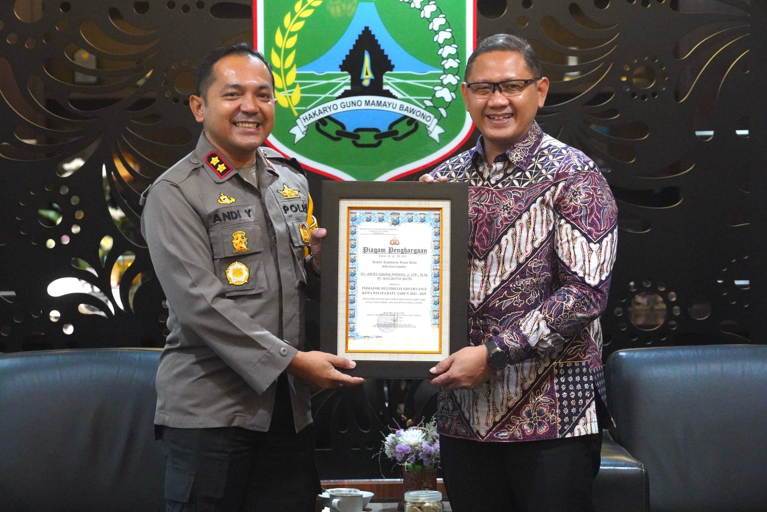 Pj. Wali Kota Batu Terima Penghargaan sebagai Inisiator Multihelix Governance