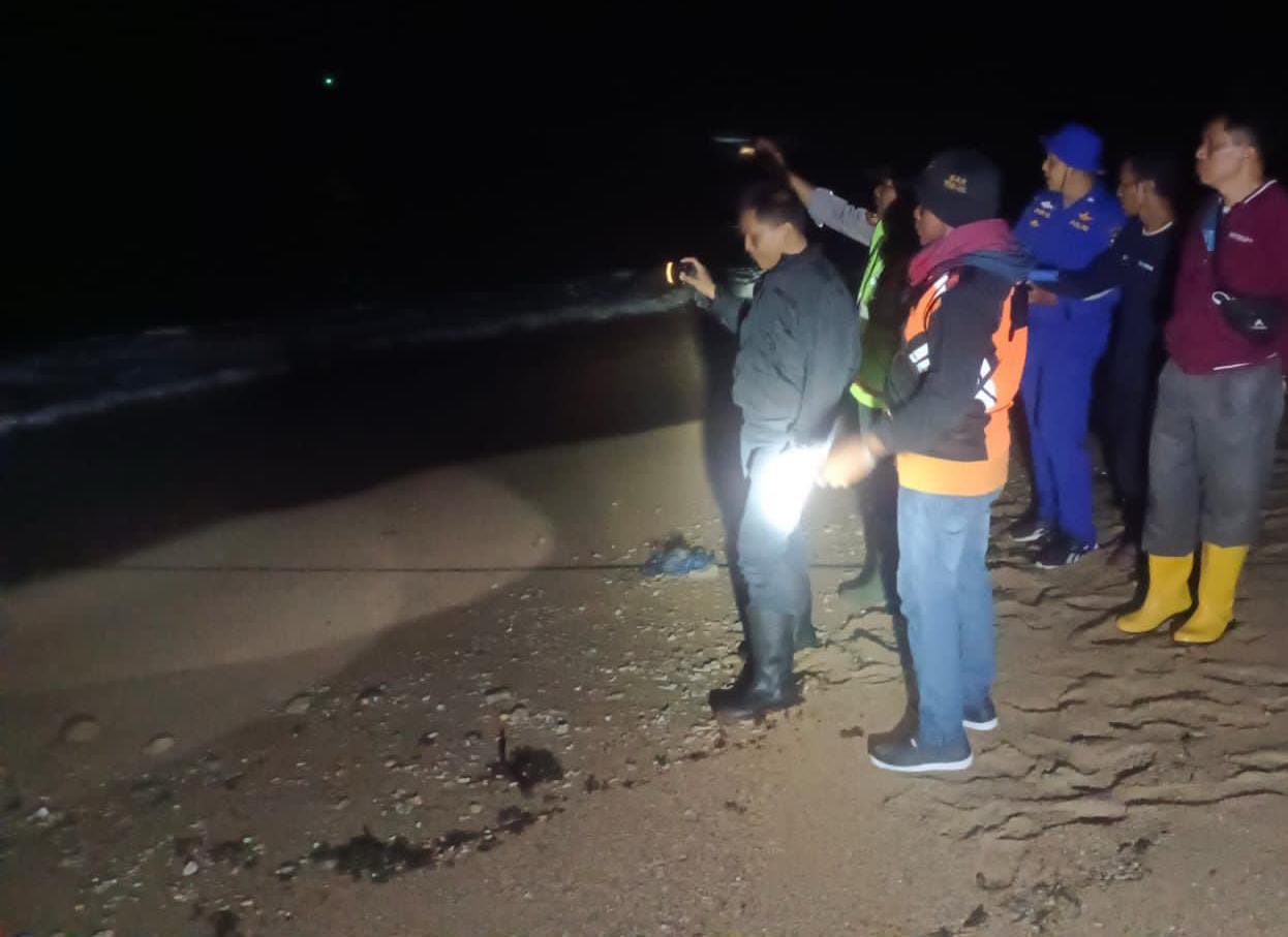Hilang Terseret Ombak di Pantai Kondang Merak, Pencarian Edi Santoso Terus Dilakukan!