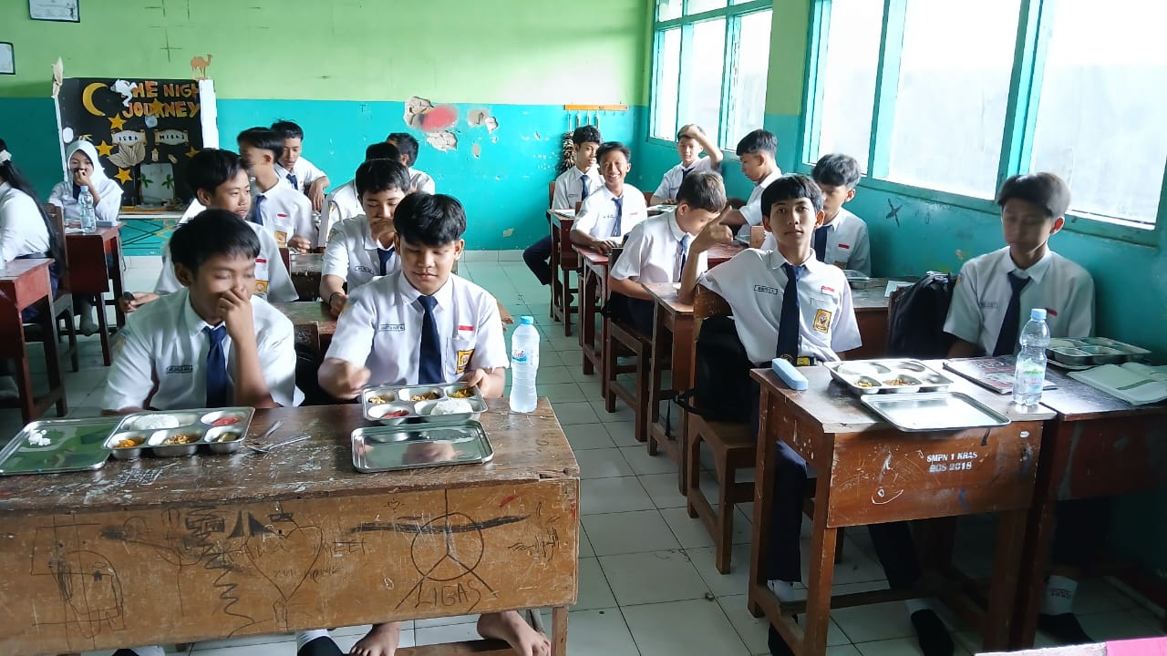 Sebanyak 981 Siswa SMP Negeri 1 Kras Nikmati Program Makan Bergizi Gratis