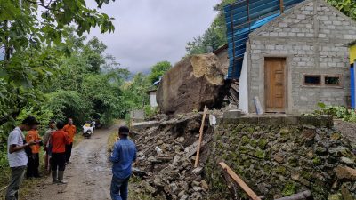 Diterjang Batu Raksasa, Rumah di Ponorogo Nyaris Rata dengan Tanah