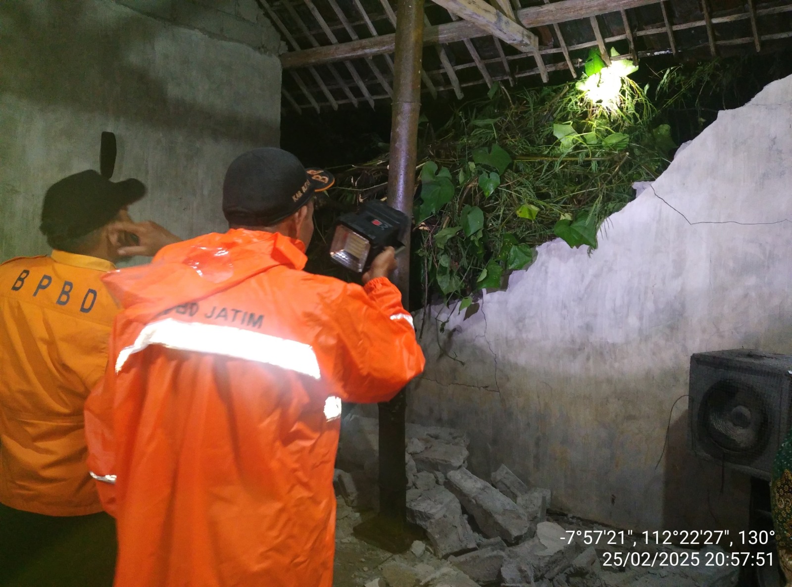Hujan Deras Picu Longsor, Dinding Rumah Warga Ambrol