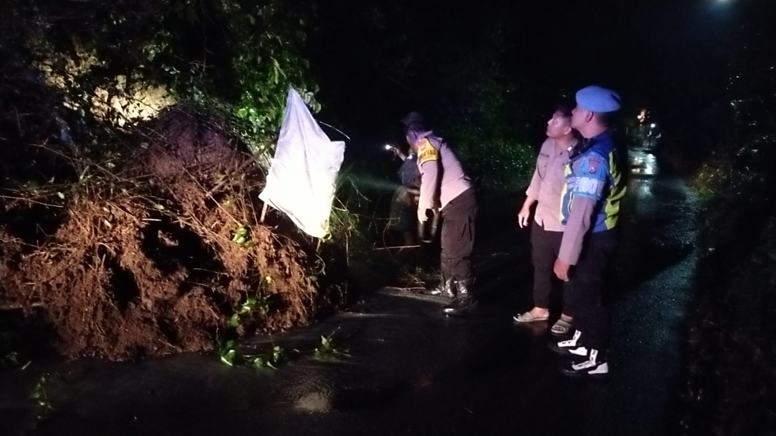 Hujan Deras Picu Longsor di Kalipang, Batu Padas Besar Tutupi Setengah Jalan