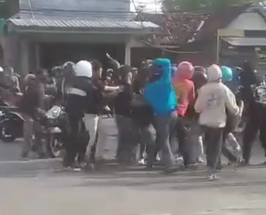 Gerombolan Pemotor di Jombang Kembali Berulah, Keroyok Pemuda di SPBU!