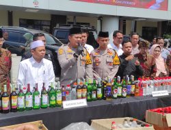 Polres Jombang Sita Ribuan Botol Miras Jelang Ramadhan, Empat Pelaku Diamankan!