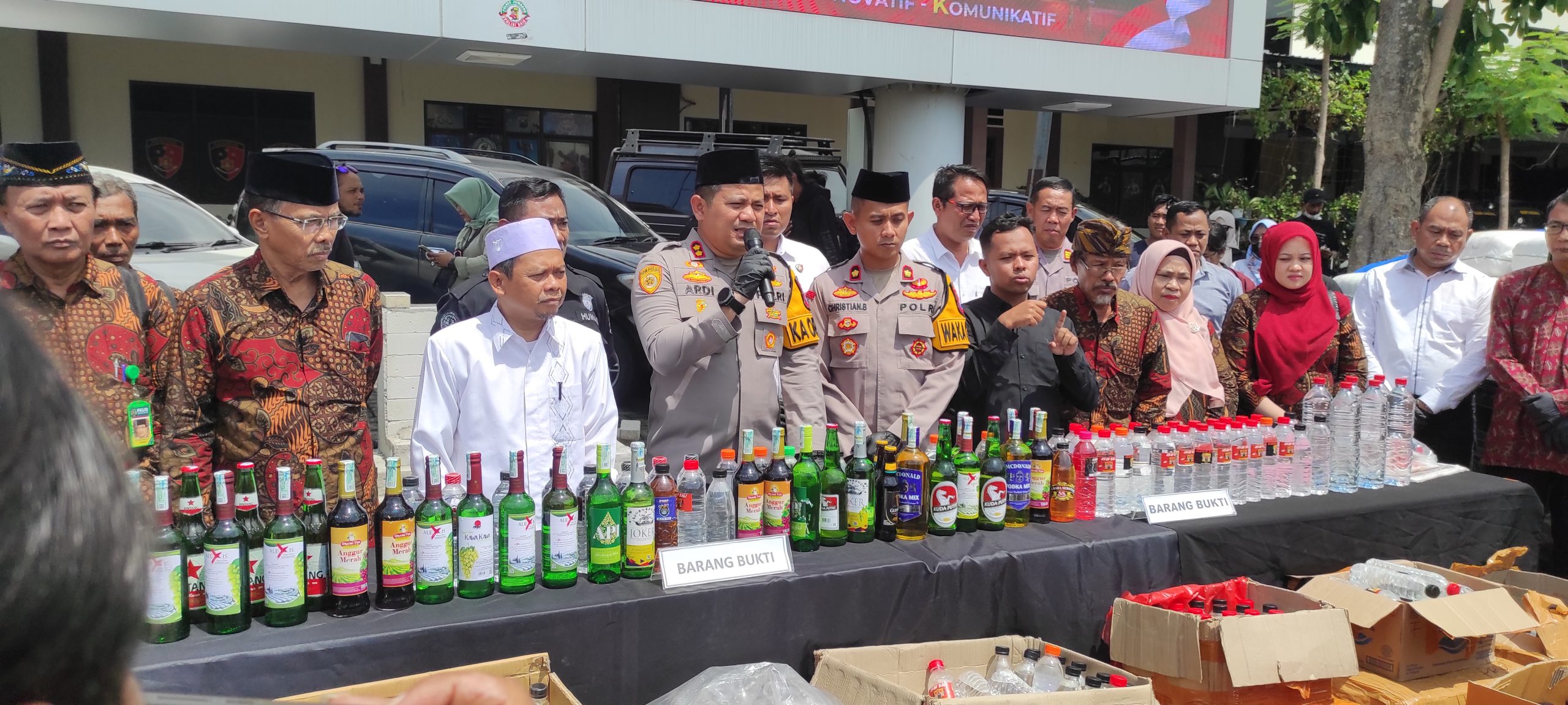 Polres Jombang Sita Ribuan Botol Miras Jelang Ramadhan, Empat Pelaku Diamankan!