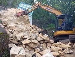 Sempat Tertunda Akibat Cuaca, BPBD Ponorogo Lanjutkan Evakuasi Batu Raksasa di Slahung