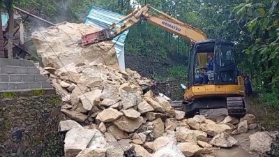 Sempat Tertunda Akibat Cuaca, BPBD Ponorogo Lanjutkan Evakuasi Batu Raksasa di Slahung