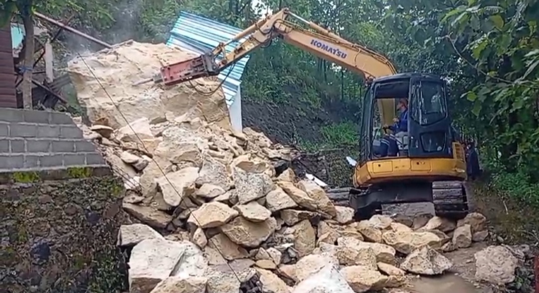Sempat Tertunda Akibat Cuaca, BPBD Ponorogo Lanjutkan Evakuasi Batu Raksasa di Slahung