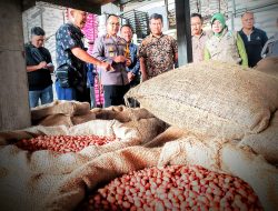 Polres Kota Batu Sidak Bahan Pokok di Pasar Induk Among Tani, Harga Cabai Melonjak hingga Rp80 Ribu