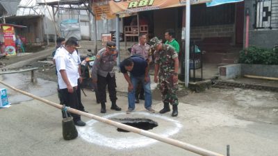 Lubang Misterius Muncul di Jalan Argo Wilis Tulungagung, Polisi Pasang Garis Pembatas