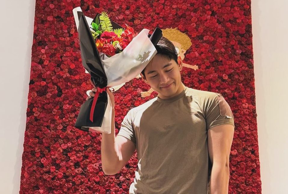 V BTS Hebohkan Penggemar! Tampil Gagah dengan Pangkat Sersan di Militer