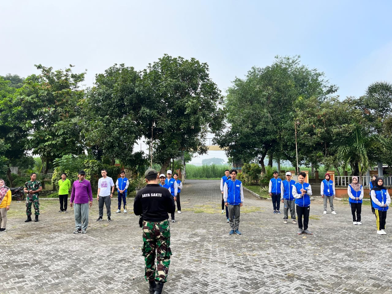 Babinsa, Tiga Pilar Kelurahan Tosaren, dan Mahasiswa KKN UNP Kediri Gelar Olahraga Bersama