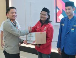 Polres Nganjuk dan Mahasiswa Salurkan 300 Bingkisan Bansos Sambut Ramadhan