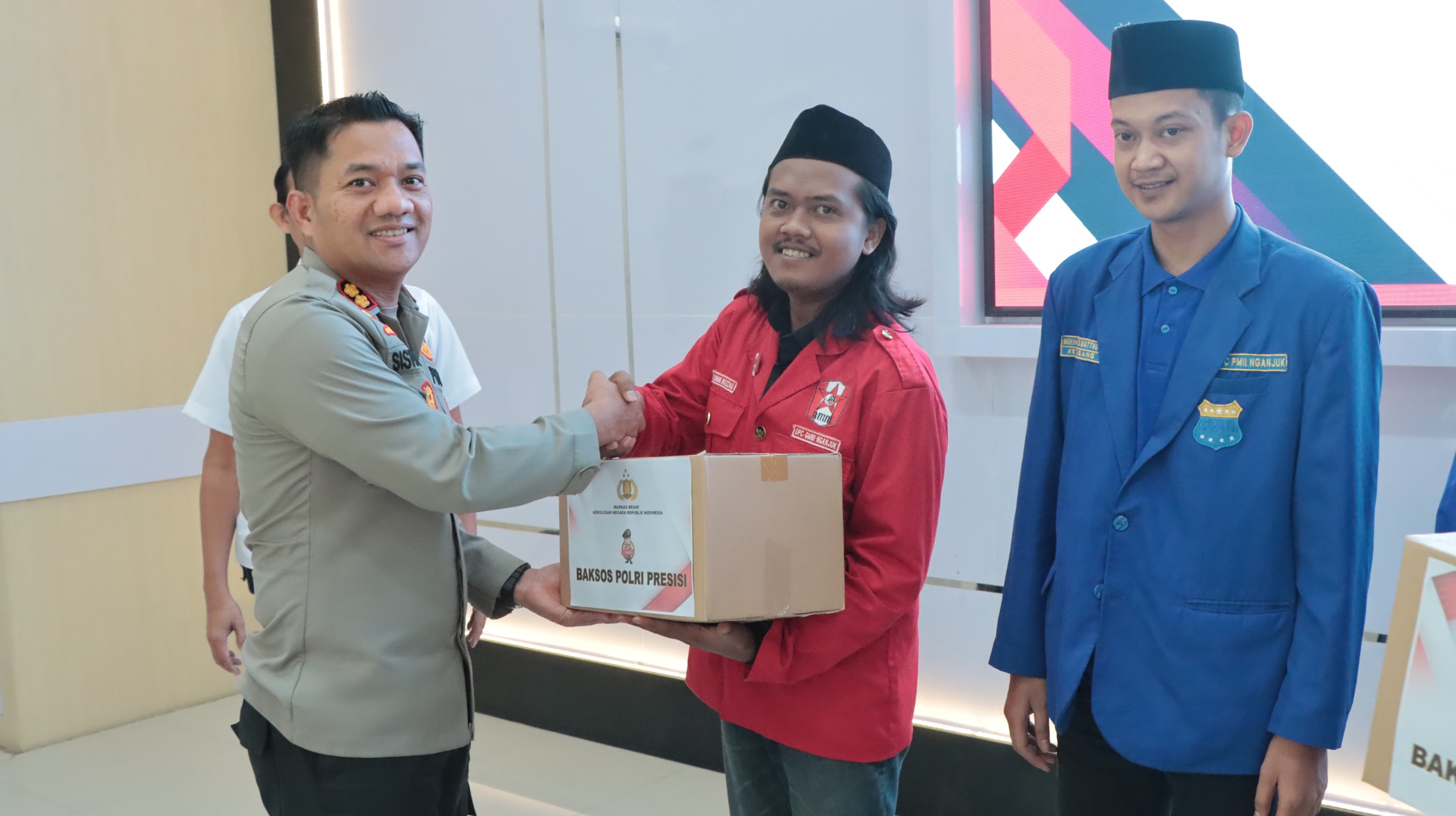 Polres Nganjuk dan Mahasiswa Salurkan 300 Bingkisan Bansos Sambut Ramadhan