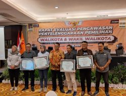 Bawaslu Kota Kediri Apresiasi Media, Ketua PWI Bambang Iswahyoedhi Terima Penghargaan