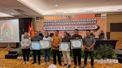 Bawaslu Kota Kediri Apresiasi Media, Ketua PWI Bambang Is Wahyudi Terima Penghargaan
