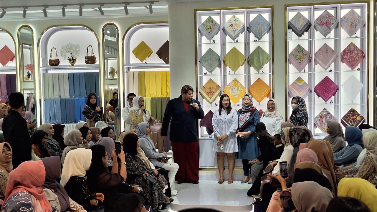 Ivan Gunawan Resmikan Mandjha Glamour Store di Kediri, Hadirkan Koleksi Eksklusif