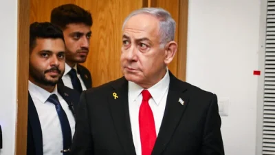 Israel Bentuk Lembaga Pemerintah untuk Pemindahan Warga Palestina di Gaza, Disebut sebagai Upaya Pembersihan Etnis Palestina, LINGKARWILIS.COM – Israel tengah membentuk lembaga pemerintah yang bertugas mengatur pemindahan warga Palestina dari Gaza. Langkah ini sejalan dengan rencana yang diusulkan oleh mantan Presiden Amerika Serikat, Donald Trump, yang dinilai oleh komunitas internasional sebagai upaya pembersihan etnis. Hal ini dilaporkan oleh Al Jazeera pada Selasa (18/2/2025). Perdana Menteri Israel, Benjamin Netanyahu, menegaskan bahwa baik Hamas maupun Otoritas Palestina tidak akan berkuasa di Gaza setelah konflik yang telah berlangsung selama 15 bulan berakhir. Perang ini telah menyebabkan lebih dari 48 ribu warga Palestina meninggal dunia dan memperburuk krisis kemanusiaan di wilayah tersebut. Rencana pembentukan lembaga pemerintah oleh Israel bertujuan untuk menindaklanjuti usulan Trump, yang ingin memindahkan warga Palestina dari Gaza. Langkah ini menuai kecaman dari komunitas internasional karena dianggap sebagai tindakan pembersihan etnis. Pekan lalu, lebih dari 100 organisasi di Amerika Serikat mengecam rencana Trump terkait Gaza. Mereka menolak upaya pengambilalihan wilayah tersebut dan pemindahan warga Palestina secara permanen dari tanah yang telah mereka tinggali selama beberapa generasi. Baca Juga: Netanyahu Lanjutkan Usulan Trump untuk Kuasai Gaza, Ditolak Kelompok HAM Berbagai organisasi, mulai dari kelompok berbasis agama, organisasi kebijakan luar negeri, hingga kelompok advokasi politik, menandatangani surat protes yang dirilis oleh A New Policy dan Friends Committee on National Legislation. Mereka menilai kebijakan ini sebagai bentuk promosi pembersihan etnis yang bertentangan dengan prinsip kemanusiaan dan hukum internasional.