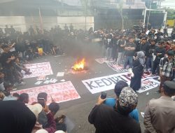 Mahasiswa Gelar Aksi di Kantor Pemkab Kediri, Tolak Pemangkasan Anggaran Pendidikan