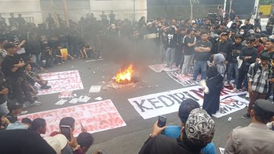 Mahasiswa Kediri Gelar Aksi di Pemkab, Tolak Pemangkasan Anggaran Pendidikan