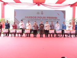 Kapolri dan Panglima TNI Bagikan Ribuan Paket Bansos Jelang Ramadan