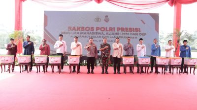 Kapolri dan Panglima TNI Bagikan Ribuan Paket Bansos Jelang Ramadan