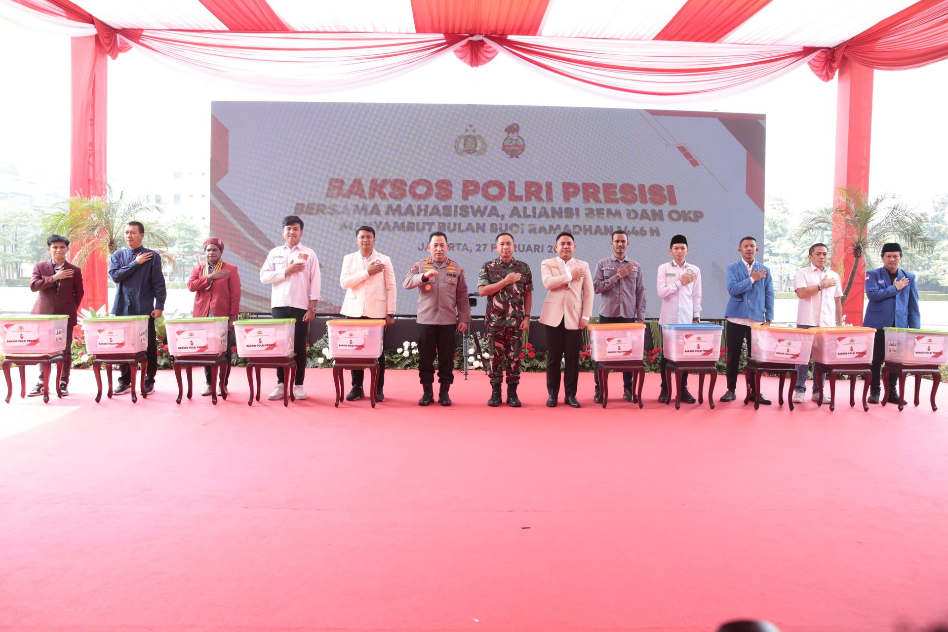 Kapolri dan Panglima TNI Bagikan Ribuan Paket Bansos Jelang Ramadan