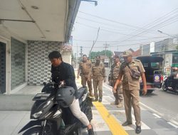 Satpol PP Kabupaten Kediri Tertibkan PKL dan Parkir Liar di Trotoar Jalan Soekarno-Hatta