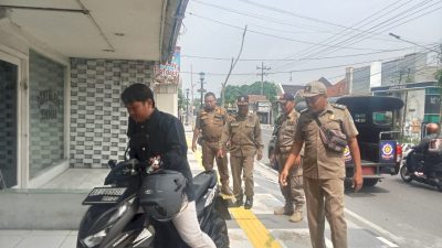 Satpol PP Kabupaten Kediri Tertibkan PKL dan Parkir Liar di Trotoar Jalan Soekarno-Hatta