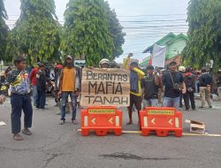 Ratusan Warga Desa Manggis Kecamatan Puncu Demo, Tuntut  Transparansi Perhutani dalam Pembagian Lahan