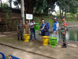 Mahasiswa KKN UNP Kediri Serahkan Tempat Sampah dan Pasang Sapta Pesona di Sumber Bulus, Kelurahan Tosaren
