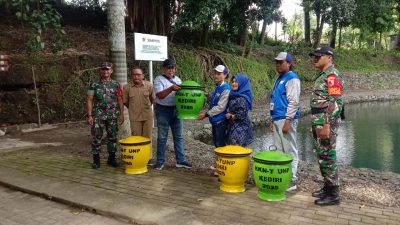 Mahasiswa KKN UNP Kediri Serahkan Tempat Sampah dan Pasang Sapta Pesona di Sumber Bulus