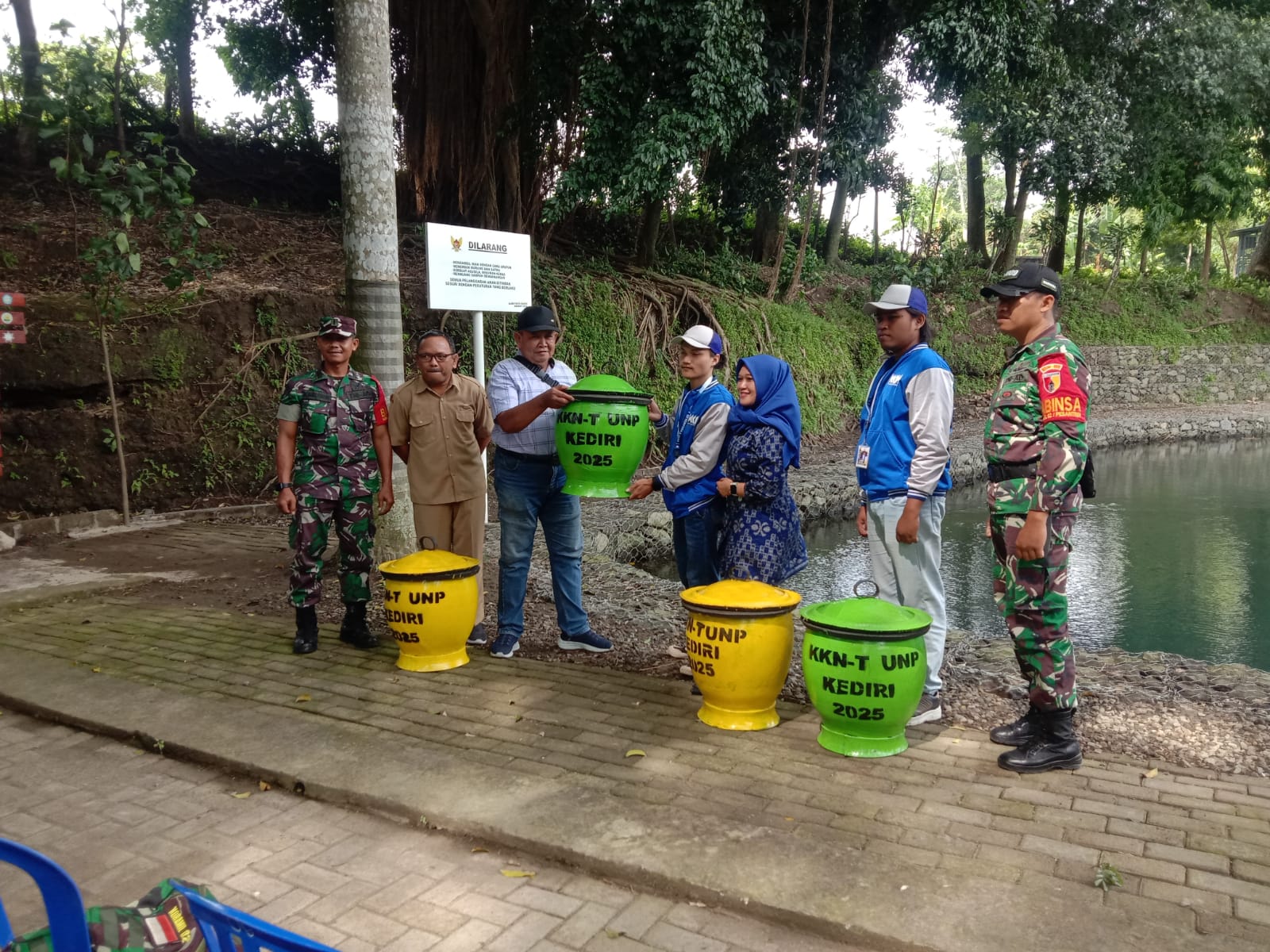 Mahasiswa KKN UNP Kediri Serahkan Tempat Sampah dan Pasang Sapta Pesona di Sumber Bulus