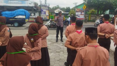 Kapolsek Kandat Beri Pembekalan di MAN 5, Edukasi Pengaturan Lalu Lintas dan TPTKP