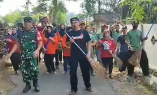 Tiga Pilar, Karang Taruna dan Warga Kelurahan Ngronggo Gotong Royong Bersihkan Makam