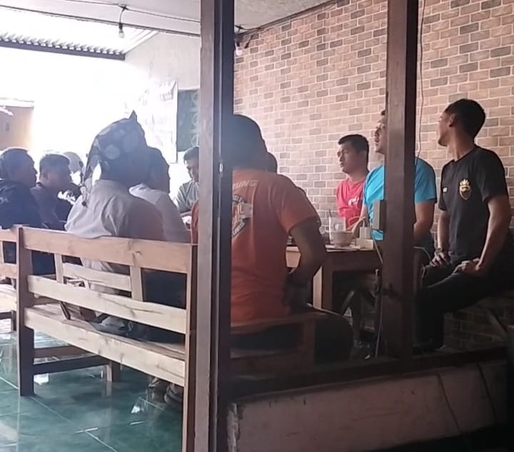 Warung Kopi The Ling: Tempat Nongkrong Romantis dengan Kopi dan Kuliner Lezat di Ngadirejo