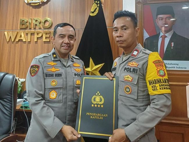 Kapolri Beri Penghargaan kepada Aiptu Agus Riyanto atas Dedikasinya Mendirikan TPA di Kembangan