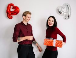 15 Ide Hadiah Valentine untuk Istri yang Bermanfaat dan Penuh Makna, Dijamin akan Membuatnya Terkesima!