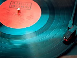 7 Lagu yang Pernah Dilarang Diputar di Indonesia, Ada yang Pernah Kalian Dengar?