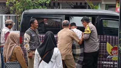 Bhabinkamtibmas Kaliombo Dampingi Lansia Terlantar ke Panti Sosial