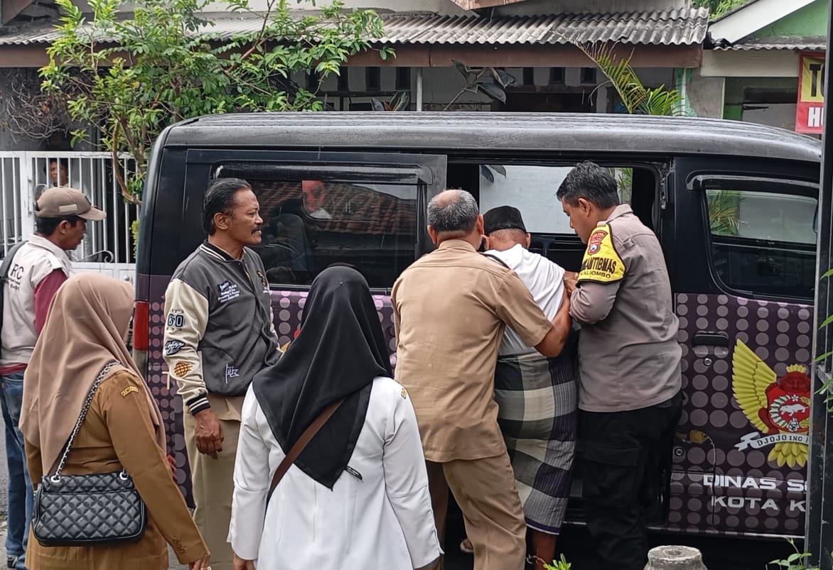 Bhabinkamtibmas Kaliombo Dampingi Lansia Terlantar ke Panti Sosial