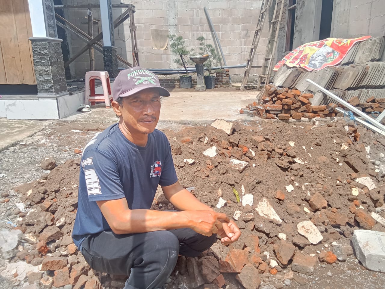 Warga Tiron Keluhkan Limbah Proyek dan Jam Operasional Truk, Kades Janjikan Mediasi