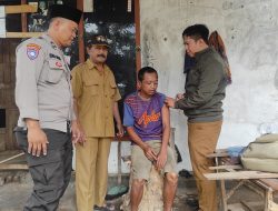 Pemeriksaan Rutin ODGJ di Desa Puhrubuh, Kecamatan Semen, Bhabinkamtibmas dan Tim Medis Beri Perhatian Khusus