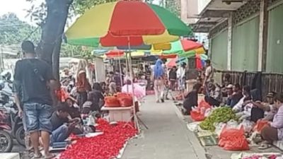 Jelang Ramadan, Penjual Bunga Tabur di Setono Betek Kediri Dibanjiri Pembeli